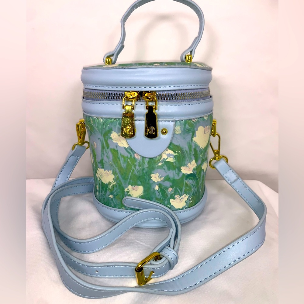 Trunk style handbag